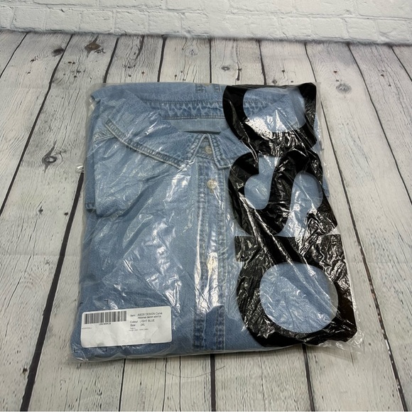 ASOS DESIGN Curve minimal denim shirt in lightwash blue - Picture 2 of 13